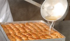 Baklava şerbet verme - Yakın Çekim